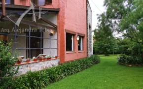 Casa rustica, amplia y luminosa en san lorenzo. Gran jardin y pileta.